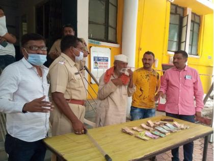 Police find old man's lost bag in 4 hours; all are amazed to see the amount that came out of from bag | वृद्धाची हरवलेली पिशवी पोलिसांनी ४ तासात शोधली; त्यातून निघालेली रक्कम पाहून सारेच झाले अवाक् Police find old man's lost bag in 4 hours; all are amazed to see the amount that came out of from bag | वृद्धाची हरवलेली पिशवी पोलिसांनी ४ तासात शोधली; त्यातून निघालेली रक्कम पाहून सारेच झाले अवाक्