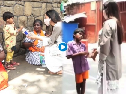 Sonal Chauhan Distributing Biscuits To The Needy People Gets Trolled | कोरोना काळात मंदिराच्या बाहेर बिस्किट वाटत होती अभिनेत्री, फोटो पाहून व्यक्त केला संताप