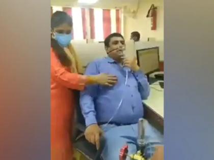 pnb employee reaches bank with oxygen support accuses officers of harassment bokaro jharkhand | बापरे! ऑक्सिजन सिलिंडरसह बँकेत पोहोचला कर्मचारी, अधिकाऱ्यांवर केले गंभीर आरोप; Video व्हायरल