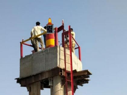 Miraroad News The lighthouse in uttan sea | उत्तन समुद्रातील खुट्याची वाट दीपस्तंभाने उजळली; मच्छीमारांची अपघाताच्या धोक्यातून सुटका झाली 