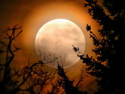 Supermoon, the lunar eclipse on the same day, the cyclone caused many to be hilarious | सुपरमून, चंद्रग्रहण एकाच दिवशी पाहण्याची पर्वणी, चक्रीवादळामुळे अनेकांचा झाला हिरमोड