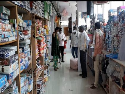 Violation of corona rules; 3 shopkeepers fined Rs 20,000 each, customers also penalized | कोरोना नियमांचे उल्लंघन; ३ दुकानदारांना प्रत्येकी २० हजाराचा दंड, ग्राहकांवरही दंडात्मक कारवाई Violation of corona rules; 3 shopkeepers fined Rs 20,000 each, customers also penalized | कोरोना नियमांचे उल्लंघन; ३ दुकानदारांना प्रत्येकी २० हजाराचा दंड, ग्राहकांवरही दंडात्मक कारवाई
