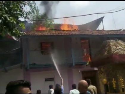 A one-storey house was gutted by fire in Bhiwandi Val village | भिवंडीत वळ गावात आगीत एक मजली कौलारू घर जाळून खाक