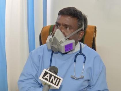 Hyderabad based doctor Victor Emmanuel treating COVID patients with just Rs 10 fee in Telangana  | देवदूत : कोरोनावर घरच्या घरी मात अन् त्यासाठी Fee फक्त १० रुपये, डॉ. व्हिक्टर इमॅन्युएल यांची सर्वत्र चर्चा!