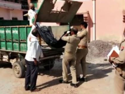 The dead body of a farmer was taken away by the police in a garbage truck | संतापजनक! पोलिसांनी कचऱ्याच्या गाडीतून नेला शेतकऱ्याचा मृतदेह