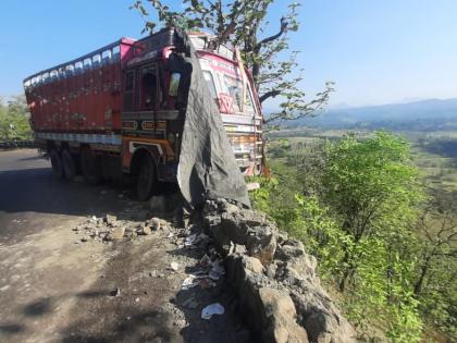 Carriers, passengers unsafe due to poor protective walls in Kasara Ghat | कसारा घाटातील निकृष्ट संरक्षक कठड्यांमुळे वाहतूकदार, प्रवासी असुरक्षित