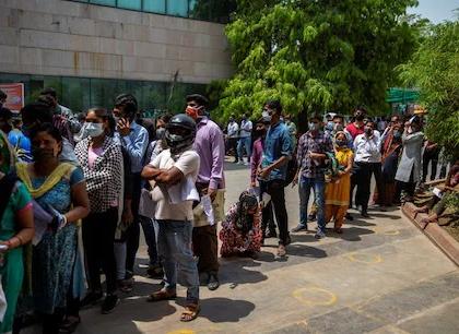 Coronavirus: Angels came to save from Coronavirus, people thought it was real, thousands of people gathered to see | Coronavirus: कोरोनापासून वाचवण्यासाठी आल्या पऱ्या, लोकांना वाटल्या खऱ्या, दर्शनासाठी जमली हजारोंची गर्दी    