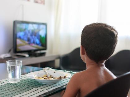 If you are eating while sitting in front of the TV, be careful, fear of stomach upset | टीव्हीसमोर बसून जेवत असाल तर वेळीच व्हा सावध; पोटविकार वाढण्याच्या भीतीसह आहे 'हा' धोका If you are eating while sitting in front of the TV, be careful, fear of stomach upset | टीव्हीसमोर बसून जेवत असाल तर वेळीच व्हा सावध; पोटविकार वाढण्याच्या भीतीसह आहे 'हा' धोका