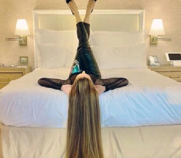 Woman long hair : बाबौ! व्हायरल झाले ४ फूट लांब केसांच्या तरूणीचे फोटो; अन् आता मिळताहेत करोडोंच्या ऑफर