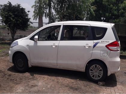 Thrilling! Three lakh 76 thousand was looted by blocking the road and breaking the glass of the car | थरारक ! रस्ता अडवून कारच्या काचा फोडत तीन लाख ७६ हजारांची रक्कम लुटली Thrilling! Three lakh 76 thousand was looted by blocking the road and breaking the glass of the car | थरारक ! रस्ता अडवून कारच्या काचा फोडत तीन लाख ७६ हजारांची रक्कम लुटली