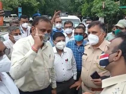 Finally, "those" two policemen apologized; Verbal clash between police, municipal officials | अखेर "त्या" दोन पोलिसांनी मागितली माफी; पोलीस, पालिका अधिकाऱ्यांमध्ये शाब्दिक चकमक