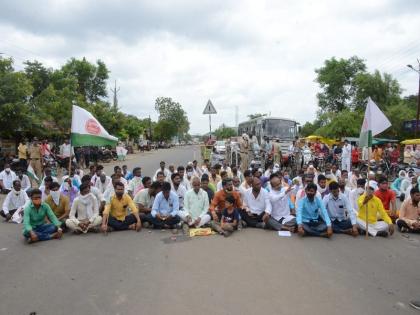 Rastaroko of Swabhimani Shetkari Sanghatana in Parbhani | परभणीत स्वाभिमानी शेतकरी संघटनेचा रास्तारोको