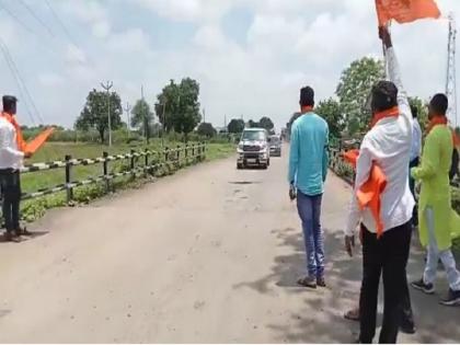 Maratha Reservation: Activists of Sambhaji Brigade blocked the convoy of Jayant Patil and Dhananjay Munde | Maratha Reservation : संभाजी ब्रिगेडच्या कार्यकर्त्यांनी जयंत पाटील आणि धनंजय मुंडेंचा ताफा अडवला 