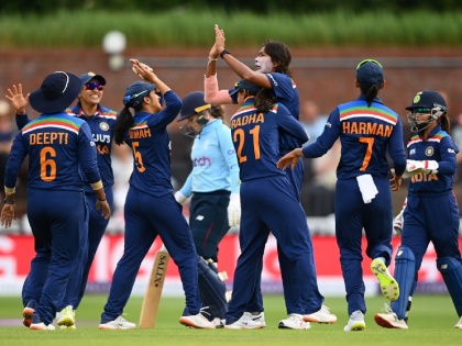 Michael Vaughan takes dig at Indian men's team: At least 1 Indian team can play in English conditions | भारतीय महिला क्रिकेट संघाच्या खांद्यावर बंदूक ठेऊन मायकेल वॉनचा विराट कोहली अँड टीमला टोमणा!
