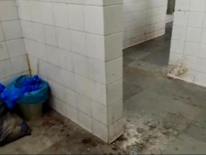 CoronaVirus News Garbage in the toilet at KDMC's Covid Center | CoronaVirus News : धक्कादायक! केडीएमसीच्या कोविड सेंटरमधील स्वच्छतागृहातच कचरा 