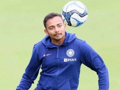 Team India will put a request for including Prithvi Shaw as early as possible in England series as a replacement for Gill  | India Tour of England : टीम इंडियाला कसोटी मालिकेसाठी हवाय पृथ्वी शॉ; श्रीलंकेहून थेट जाणार लंडनला!