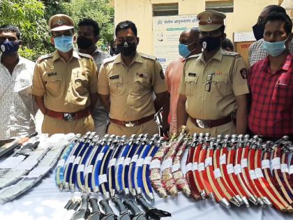 49 swords seized in the city; One accused arrested | खळबळजनक! शहरात ४९ तलवारींचा साठा जप्त; एका आरोपी अटक