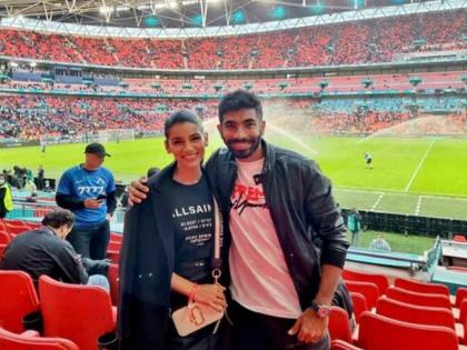 Jasprit Bumrah turns up at Wembley with wife Sanjana Ganesan to watch Italy vs Spain Euro 2020 semifinal | इटली विरुद्ध स्पेन सामना पाहायला पोहचले जसप्रीत बुमराह व संजना, See Photo 