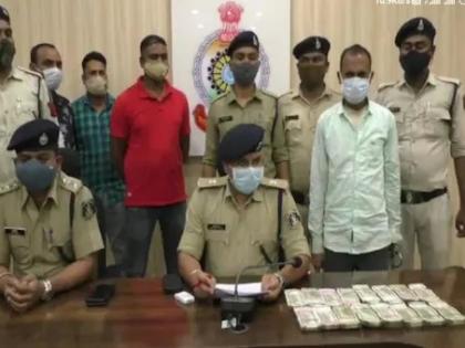 raigarh thug took huge amount from bank account farmers through atm card fraud | धक्कादायक! ATM कार्डद्वारे शेतकऱ्यांच्या खात्यातून 'त्याने' काढले तब्बल 8 लाख; असा झाला पर्दाफाश