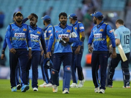 India Tour of Sri Lanka : Sri Lanka batting coach Grant Flower tests positive for Covid-19 | India Tour of Sri Lanka : प्रशिक्षकाला झाला कोरोना, सर्व खेळाडू विलगिकरणात; भारत-श्रीलंका मालिकेवर संकट?