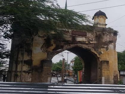 Aurangabad's historic Mehmood Gate on the verge of collapse | मेहमूद गेटचे अवशेष पुन्हा निखळले; डागडुजीकडे दुर्लक्ष घेणार वास्तूचा बळी