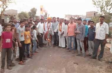 In order to bring good rain to the village, drums were played and the sub-panch was turned on a donkey | अजबच! गावात चांगला पाऊस पडावा म्हणून ढोल ताशे वाजवले, उपसरपंचाला गाढवावरून फिरवले