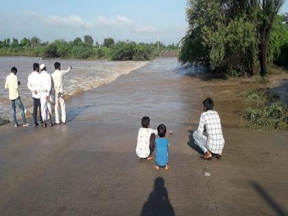 Flooding Indrayani river; 7 villages were cut off due to water flowing from the bridge | इंद्रायणी नदीला पूर; पुलावरून पाणी वाहत असल्याने ७ गावांचा संपर्क तुटला