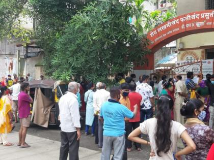 Corona vaccine: Long queues for vaccinations for senior citizens, only 30% vaccinated so far | Corona vaccine: लस मिळविण्यासाठी लांबच लांब रांगा ज्येष्ठ नागरिकांचे हाल, आतापर्यंत केवळ ३० टक्केच लसीकरण