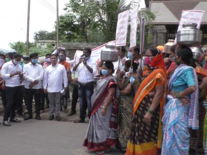 Women's pot morcha for water at Kambe Gram Panchayat in Bhiwandi | भिवंडीतील कांबे ग्रामपंचायतीवर पाण्यासाठी महिलांचा हंडा मोर्चा