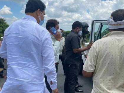 When Congress state president Nana Patole rushes to the aid of the accident victim ... | अपघातग्रस्ताच्या मदतीला काँग्रेसचे प्रदेशाध्यक्ष नाना पटोले धावतात तेव्हा...