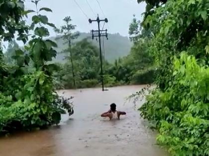 MSEDCL employees smoothened the power supply by clearing the flood waters, people said ... | पुराच्या पाण्यातून मार्ग काढत महावितरणच्या कर्मचाऱ्याने वीजपुरवठा सुरळीत केला, लोक म्हणाले...