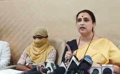 The government is providing shelter to the rapists; BJP's state vice president Chitra Wagh's allegation | बलात्काऱ्यांना राजश्रय देण्याचे काम सरकार करतंय; भाजपच्या प्रदेश उपाध्यक्ष चित्रा वाघ यांचा आरोप