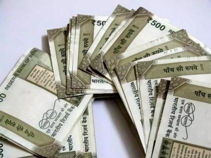 Rs.500 notes found in the drain in Udgir, a large crowd of onlookers to see | उदगीरात नालीत आढळल्या ५०० रुपयांच्या नोटा, पाहण्यासाठी बघ्यांची मोठी गर्दी