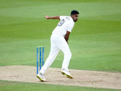 India Tour of England : R Ashwin has taken a five-wicket haul for Surrey v Somerset in the 2nd innings | India Tour of England : आर अश्विनची फिरकी चालली, इंग्लंडच्या पाच फलंदाजांना २३ धावांत पाठवले माघारी!