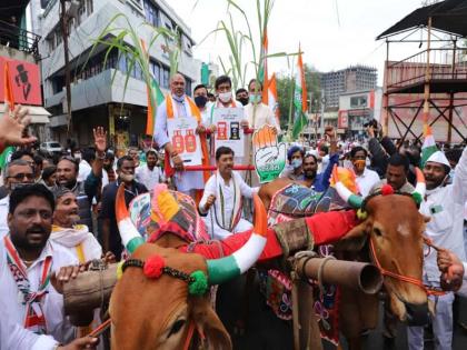 Congress's attack on fuel price hike; Bullock cart morcha led by Ashokrao Chavan in Nanded | इंधन दरवाढीविरोधात कॉंग्रेसचा हल्लाबोल; भरपावसात अशोकराव चव्हाणांच्या नेतृत्वात बैलगाडी मोर्चा