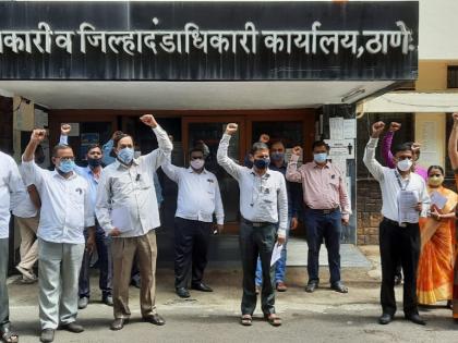 'National Anti-Day' for Thane Collectorate staff; Working with black ribbons against the central government | ठाणे जिल्हाधिकारी कार्यालयाच्या कर्मचाऱ्यांचा 'राष्ट्रीय विरोधी दिन'; केंद्र सरकारविरोधात काळ्या फिती लाऊन काम