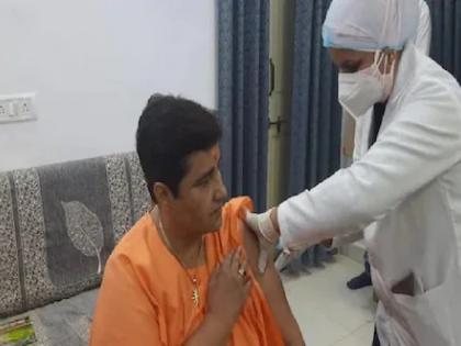 bjp mp pragya thakur got corona vaccine done at home congress reminded of basketball and dance | प्रज्ञा सिंह ठाकूर यांनी घरीच घेतली कोरोना लस; काँग्रेसने बास्केटबॉल, डान्सची आठवण करून देत विचारला सवाल