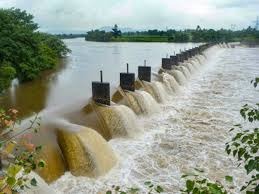 In the flood of Nala, the farmer couple was swept away with a bullock cart, the woman was rescued and the search for her husband continued | नाल्याच्या पुरात शेतकरी दाम्पत्य बैलगाडीसह वाहून गेले; महिला बचावली, पतीचा शोध सुरू 