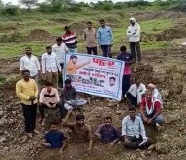 Buried in a pit for road repairs; The unique movement of the Parahar attracted attention | रस्ता दुरुस्तीसाठी खड्ड्यात पुरून घेतले; प्रहारच्या अनोख्या आंदोलनाने लक्ष वेधले