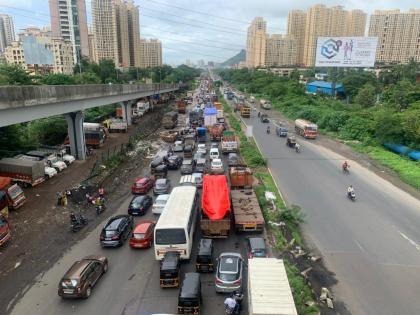 Traffic jams on Mumbai-Nashik highway, thane due to potholes in the road | Traffic Jam in Thane: आधीच रस्त्यात खड्डे, त्यात ट्रक बंद पडल्याने मुंबई - नाशिक महामार्गावर वाहतूक कोंडी