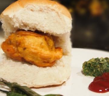 Vada Pav Recipe :  पावसाात घरबसल्या स्वादिष्ट, खमंग वडापावचा आनंद घ्या; ही घ्या झटपट, सोपी रेसेपी