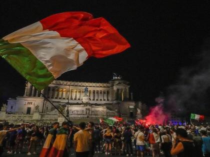 CoronaVirus Live Updates italy covid19 cases increases euro cup party soccer parties third wave | CoronaVirus Live Updates : Euro Cup जिंकल्याच्या आनंदात इटलीला कोरोनाचा विसर; 6 दिवसांत वाढली रुग्णसंख्या, तिसऱ्या लाटेचा धोका