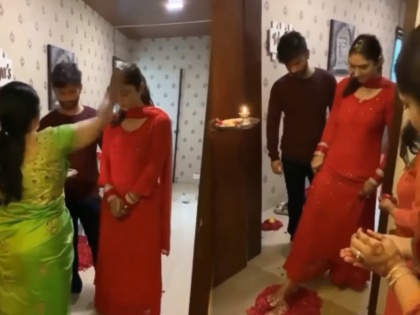 Rahul Vaidya's family warmly welcomed Bride Disha Parmar home, Video Going Viral | नवराई माझी लाडाची लाडाची गं, नववधू दिशाचं सासूने केले थाटात स्वागत, व्हिडीओ Viral