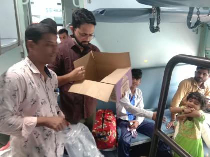 Help from NCP to passengers stranded in express | एक्सप्रेस मध्ये अडकलेल्या प्रवाशांना राष्ट्रवादीकडून मदत 