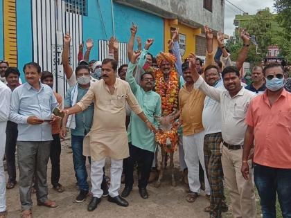 donkey totka village sarpanch riding donkey rain vidisha madhya pradesh | ऐकावं ते नवलच! ...म्हणून गावकऱ्यांनी सरपंचांची काढली थेट गाढवावरून मिरवणूक