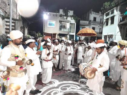 Shri Sant Tukaram Maharaj's Palkhi Sohala return in Dehu | 'ज्ञानोबा माऊली' 'तुकाराम' असा जयघोषात श्री संत तुकाराम महाराजांचा पालखी सोहळा रात्री उशीरा देहूत दाखल