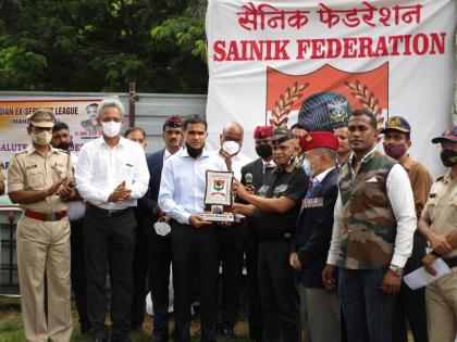 Dashing officer Sameer Wankhede was honored by the Brigadier Federation with an award | डॅशिंग अधिकारी समीर वानखेडे यांना सैनिक फेडरेशनने अवॉर्ड देऊन केले सन्मानित 