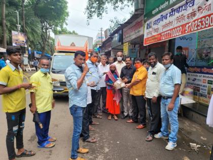 following the religion of humanity one grandmother gave biscuits for the flood victims | माणूसकीचा धर्म पाळत पूरग्रस्तांसाठी आजीने दिले चक्क बिस्किटाचे पूडे