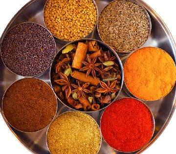 Kitchen Tips : पावसाळ्यात मसाल्याच्या डब्यातले पदार्थ लगेच खराब होतात? टिकवण्यासाठी वापरा 'या' टिप्स