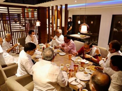 Shiv Sena MP Sanjay Raut attend a breakfast meeting called by Congress leader Rahul Gandhi | राहुल गांधींच्या ब्रेकफास्ट मिटिंगमध्ये शिवसेनेला मानाचं स्थान, संजय राऊतांशी साधला विशेष संवाद 